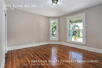 1021 Alpine Ave NW in Grand Rapids, MI - Building Photo - Building Photo