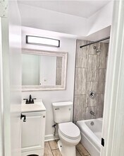 1515 W Morse Ave, Unit STUDIO in Chicago, IL - Building Photo - Building Photo