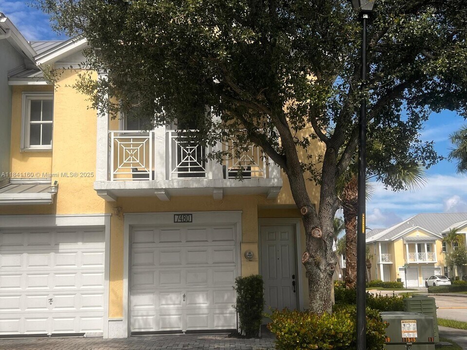 7480 NW 114th Path in Medley, FL - Building Photo
