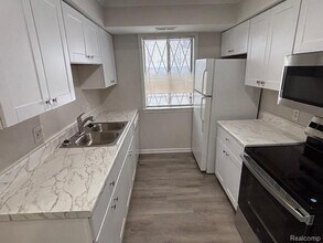 250 E Thirteen Mile Rd in Madison Heights, MI - Building Photo - Building Photo