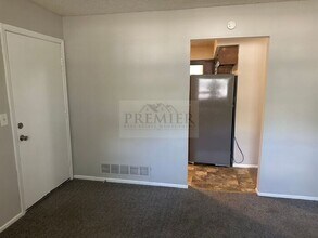240 W Kump Ave in Bonner Springs, KS - Building Photo - Building Photo