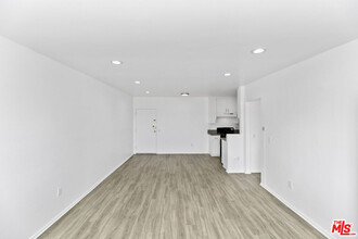 15314 Gault St in Los Angeles, CA - Building Photo - Building Photo