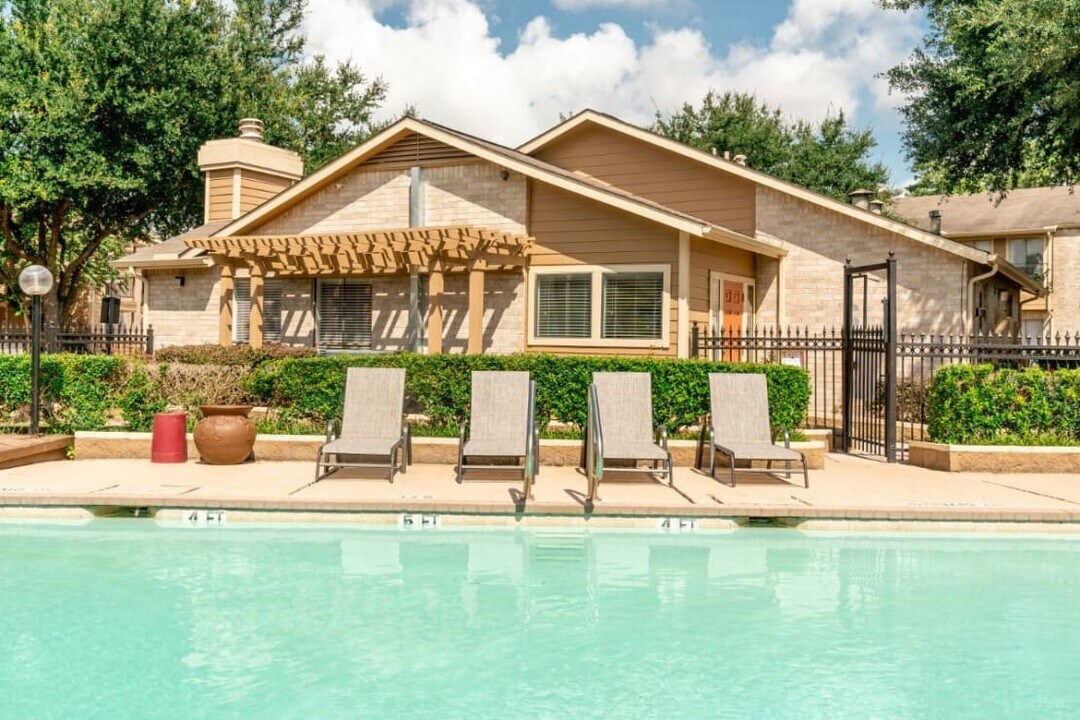 515 S Bender Ave in Humble, TX - Building Photo