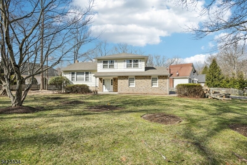 2 Eisenhower Rd in Closter, NJ - Building Photo