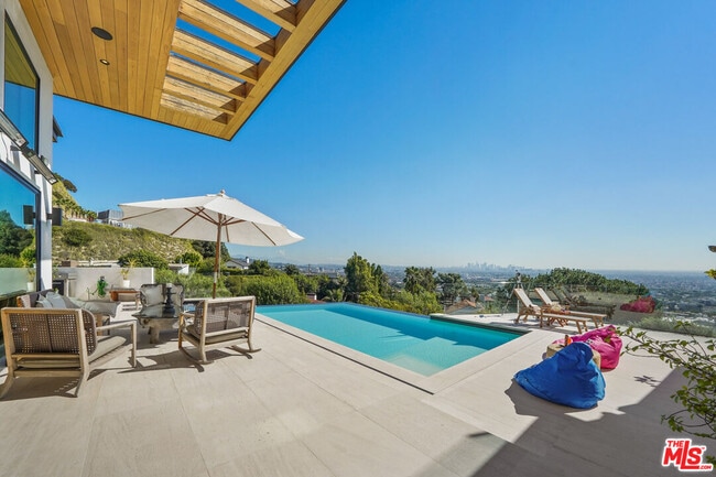 8242 Hillside Ave in Los Angeles, CA - Building Photo - Building Photo