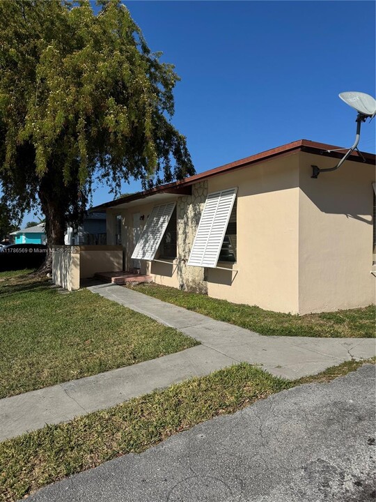 18735 SW 100th Ave in Cutler Bay, FL - Foto de edificio