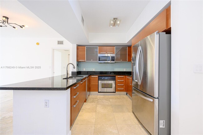 2030 S Douglas Rd, Unit 807 in Coral Gables, FL - Foto de edificio - Building Photo