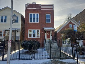 2417 W Arthington St in Chicago, IL - Building Photo