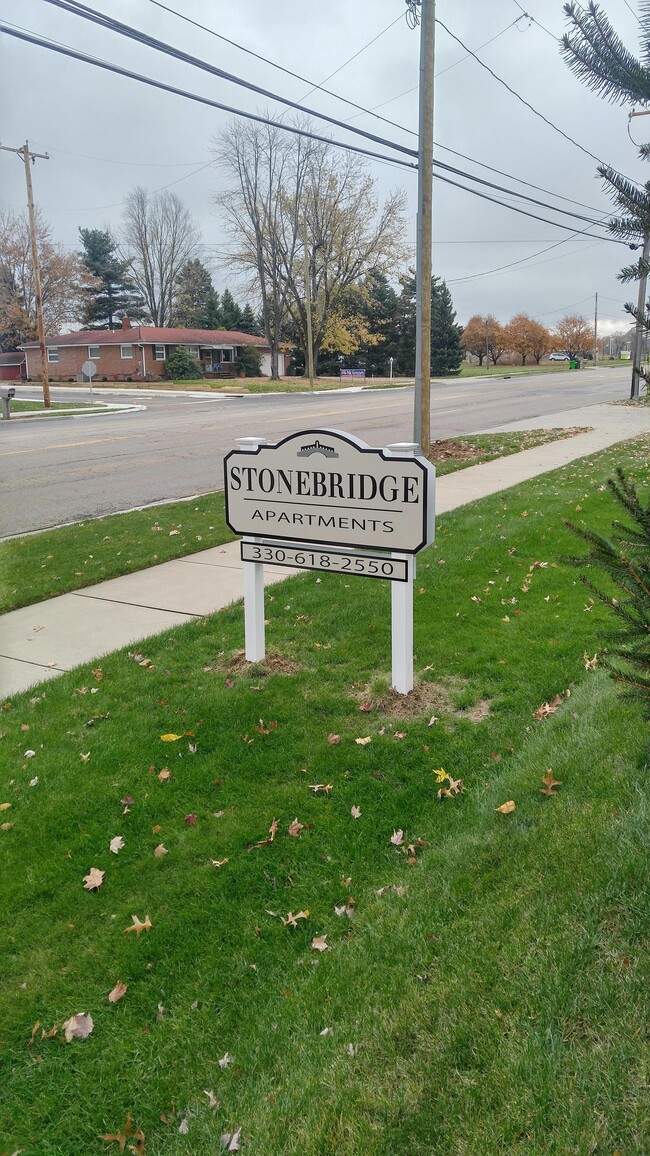 3974 Massillon Rd in Uniontown, OH - Foto de edificio - Building Photo