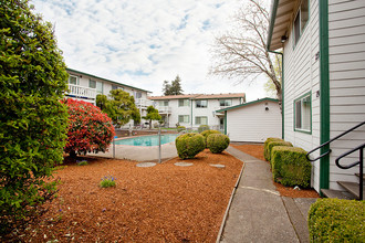 Southtowne Apartments in Eugene, OR - Building Photo - Building Photo