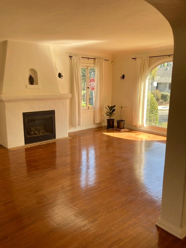 2423 St George St, Unit 2423 in Los Angeles, CA - Building Photo - Building Photo