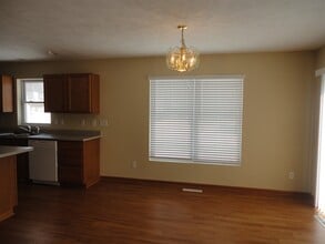 200 Staffordshire Dr NE in Poplar Grove, IL - Foto de edificio - Building Photo