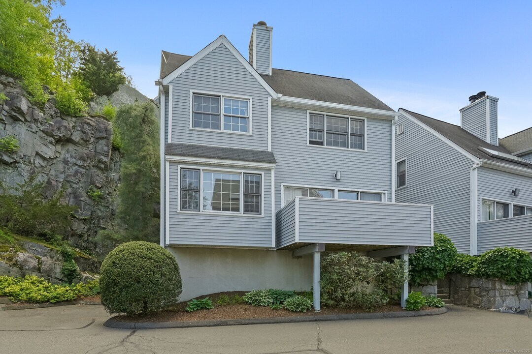 37 Wilton Crst in Wilton, CT - Foto de edificio