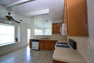 12410 Meadow Briar Dr in Stafford, TX - Building Photo - Building Photo