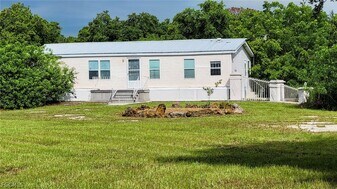 4555 Pioneer 16th St in Clewiston, FL - Building Photo
