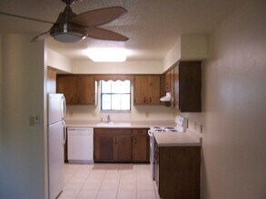 1930 Larette Dr in Tallahassee, FL - Building Photo - Building Photo