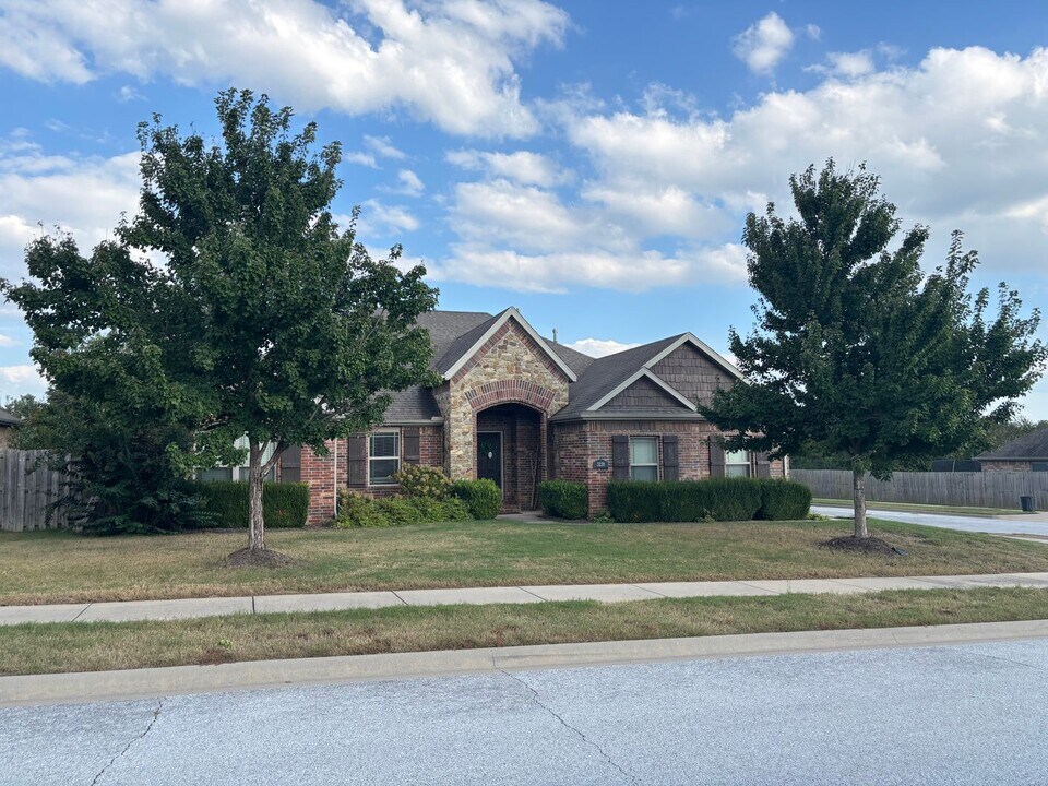 3238 N Bentley Ridge in Fayetteville, AR - Building Photo
