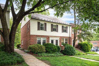 Arlington Village Condominiums in Arlington, VA - Building Photo - Building Photo