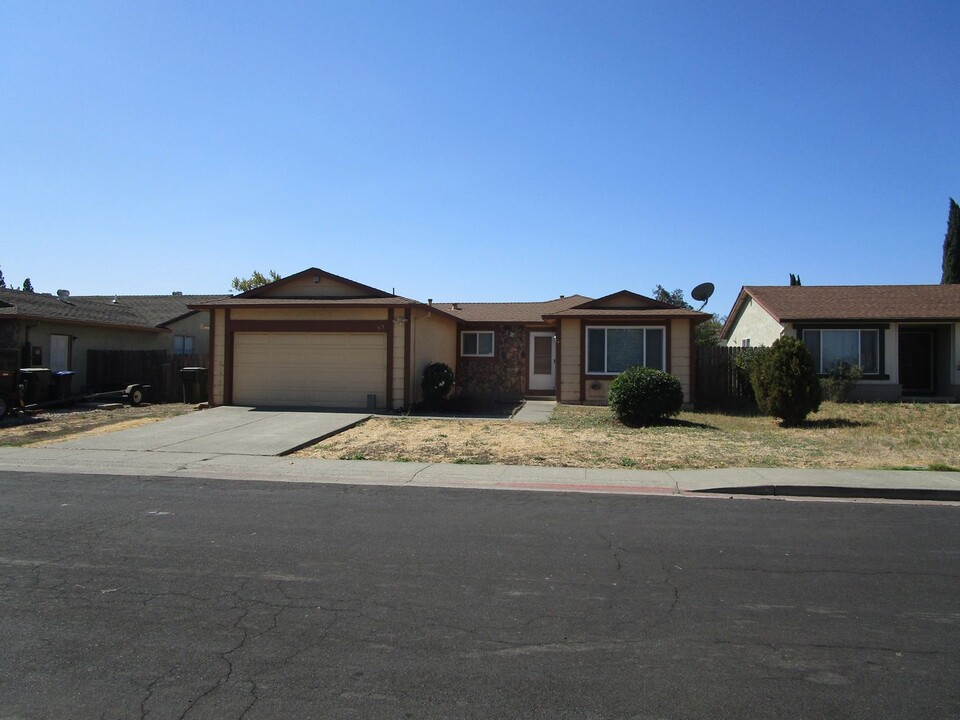 93 Coral Ln in Suisun City, CA - Building Photo