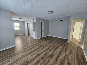 2450 Greenvale Rd in Cleveland, OH - Foto de edificio - Building Photo