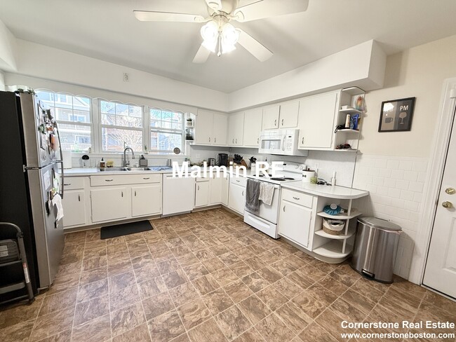 920 E 4th St, Unit 1 in Boston, MA - Building Photo - Building Photo