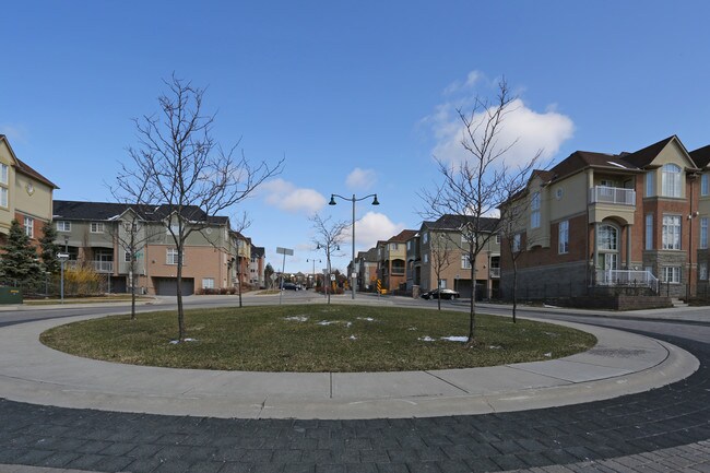 2-196 Legends Way in Markham, ON - Building Photo - Building Photo