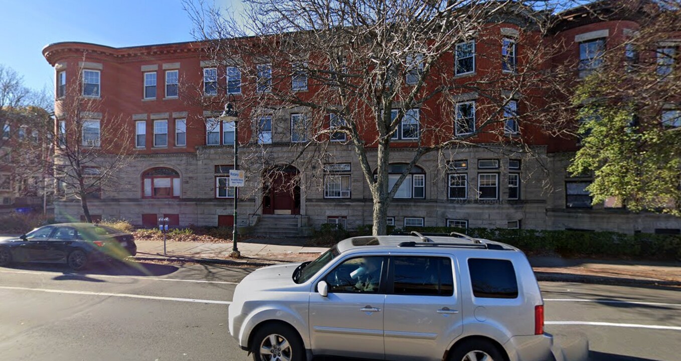 518 Harvard St, Unit 1 in Brookline, MA - Building Photo