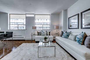 2335 Lake Shore Blvd W in Toronto, ON - Building Photo