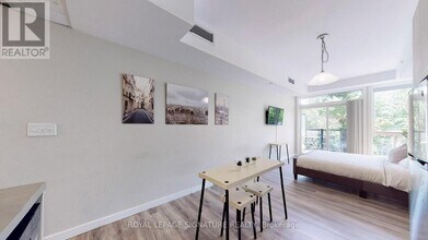 335 College St in Toronto, ON - Building Photo - Building Photo