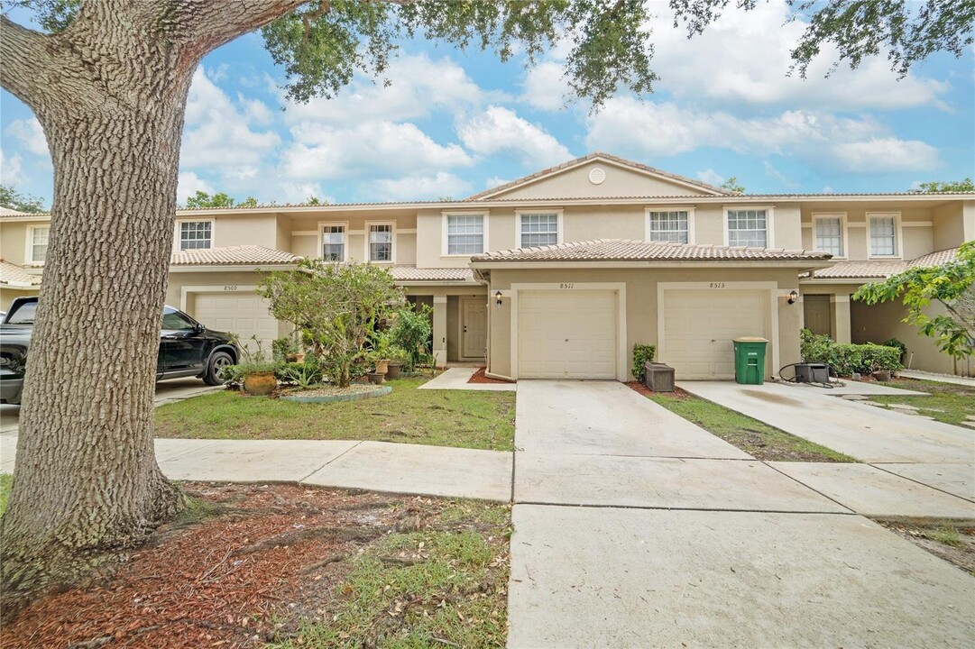 8511 E Southgate Shores Cir in Tamarac, FL - Foto de edificio