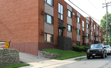 Bernard Point in Cincinnati, OH - Foto de edificio - Building Photo