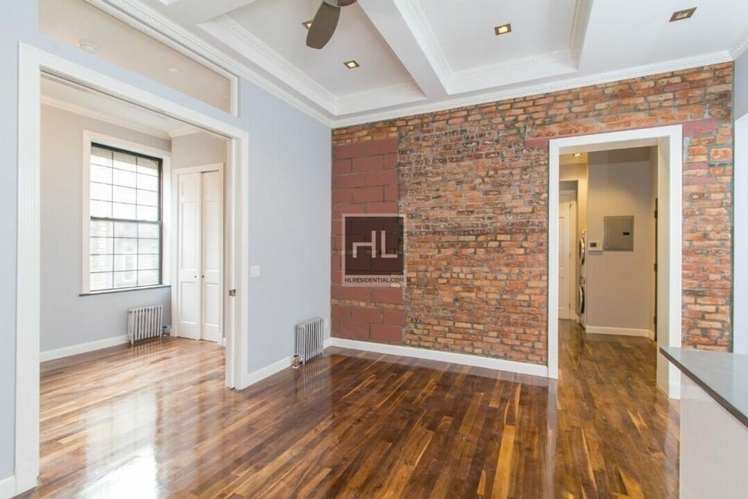 E 11th St in New York, NY - Building Photo