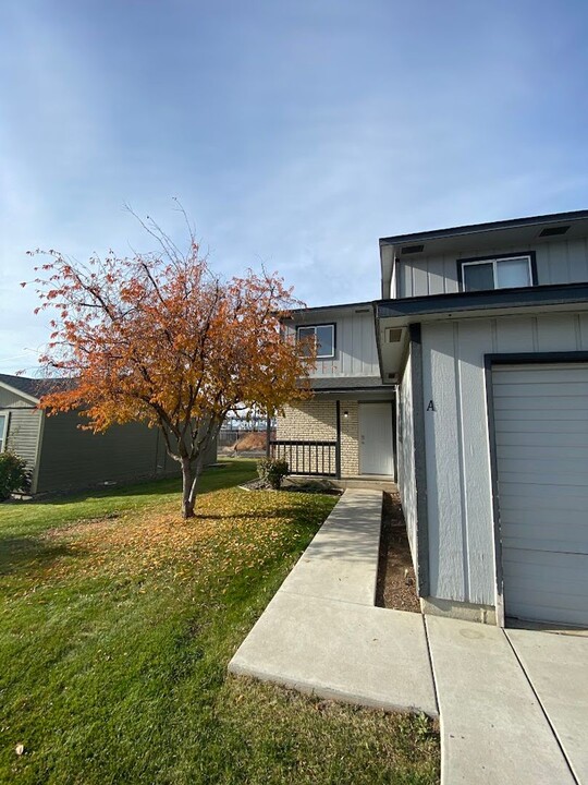 3409 Vincenta Way in Yakima, WA - Building Photo