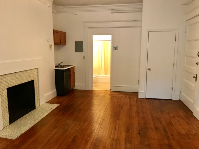 1079 Beacon St, Unit 1 in Brookline, MA - Foto de edificio - Building Photo