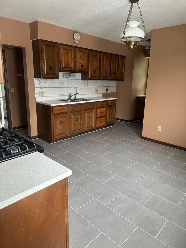 64 Kendall St, Unit Apt 2 in Chicopee, MA - Foto de edificio - Building Photo