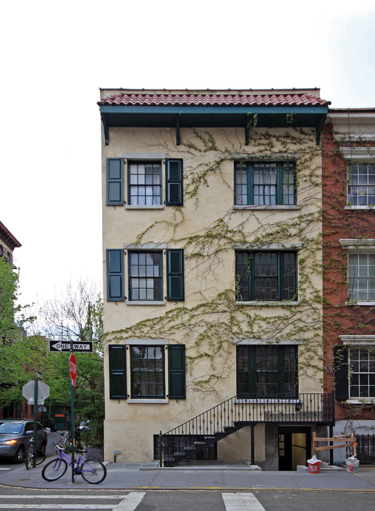 18 Grove St in New York, NY - Building Photo