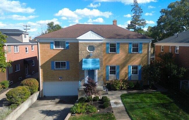 2025 Riverside Dr in Lakewood, OH - Foto de edificio - Building Photo