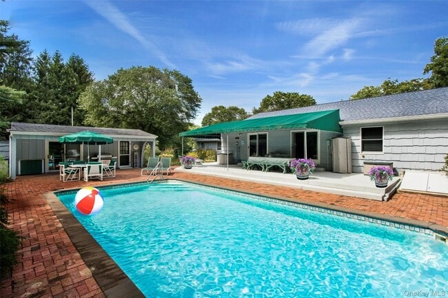 25 Squires Ave in East Quogue, NY - Building Photo - Building Photo