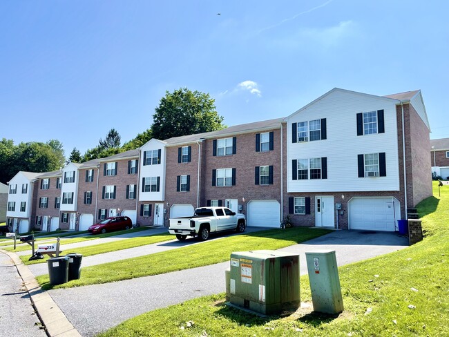 214 Lester Ct in Glen Rock, PA - Building Photo - Building Photo