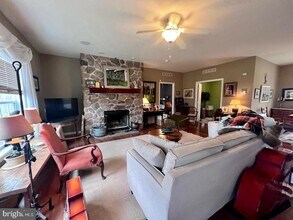 2714 Windy Bush Rd in Newtown, PA - Building Photo - Building Photo