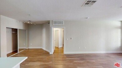 1040 Glendon Ave in Los Angeles, CA - Building Photo - Building Photo