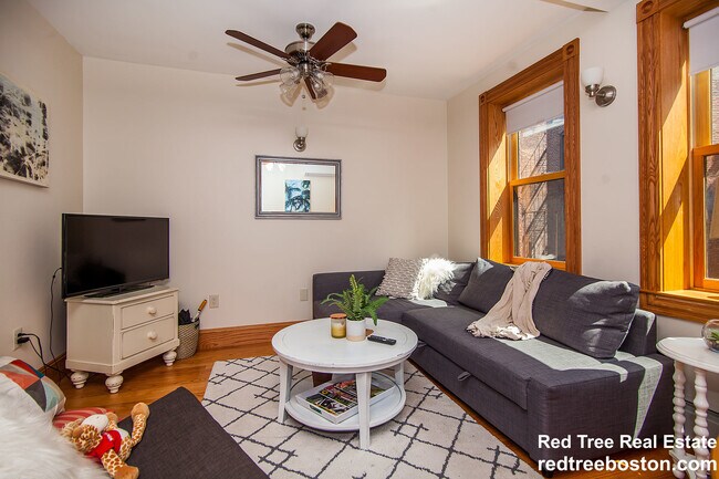 137 Charles St, Unit 2 in Boston, MA - Foto de edificio - Building Photo