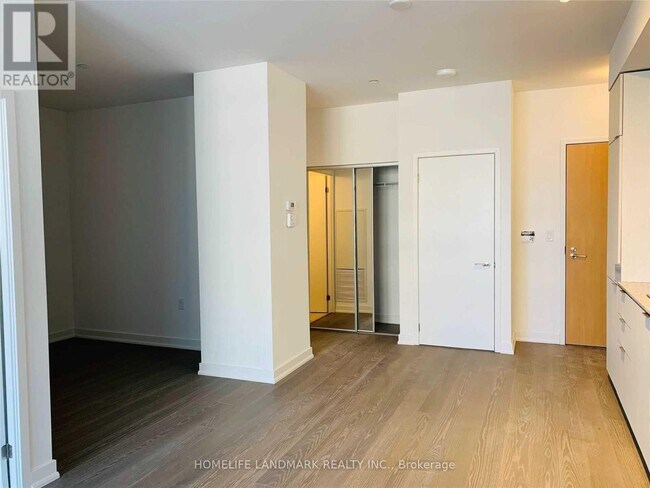 11 Wellesley St W in Toronto, ON - Building Photo - Building Photo