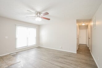 8302 42nd St in Indianapolis, IN - Foto de edificio - Building Photo