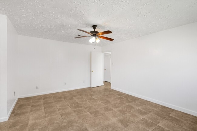 1666 Meadow Green Dr in Missouri City, TX - Foto de edificio - Building Photo