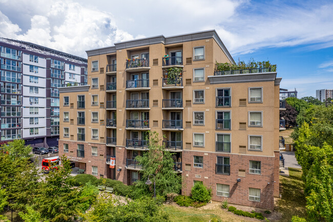 Deauville Place in Toronto, ON - Building Photo - Building Photo