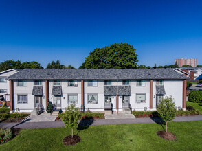 Crystal Beach in Ottawa, ON - Building Photo - Building Photo