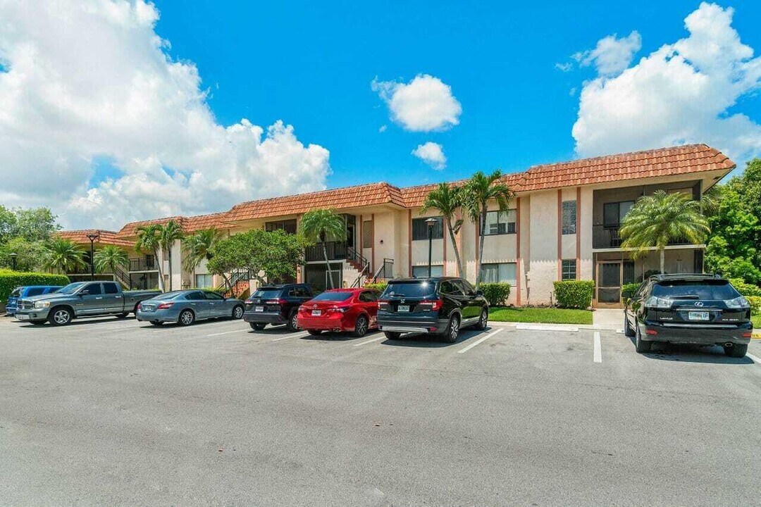 341 Lakeview Dr in Weston, FL - Building Photo
