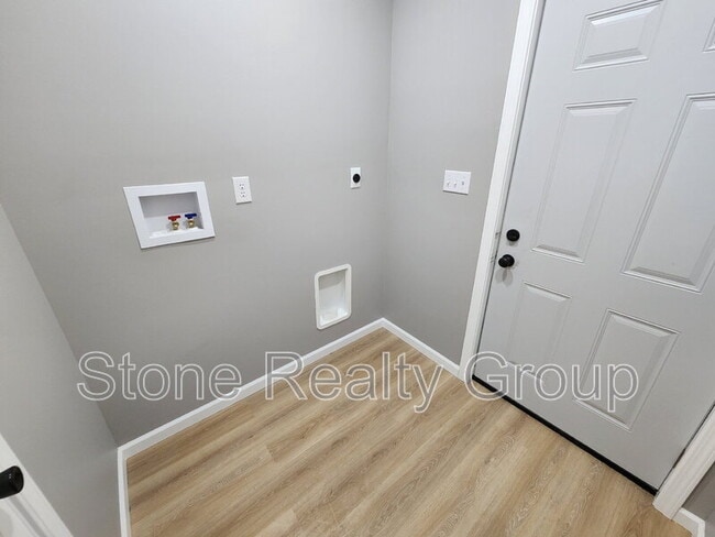 1162 W Ewing St in Clinton, IN - Building Photo - Building Photo