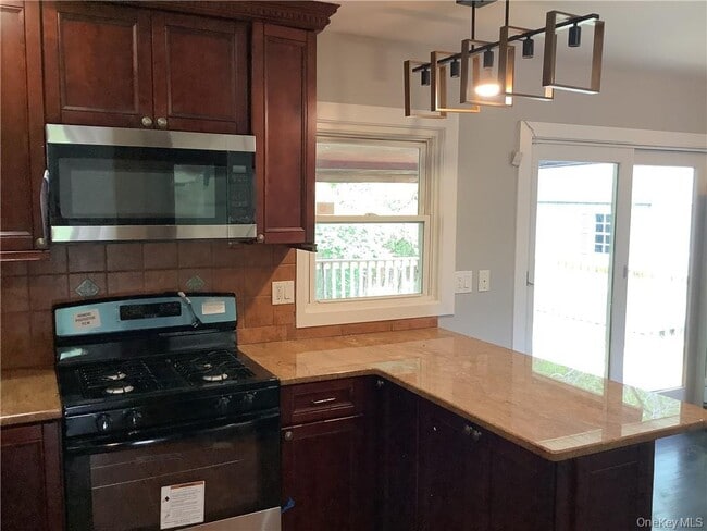 19 Mountain View Dr in Woodbury, NY - Building Photo - Building Photo